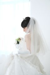 ウェディングドレス姿の花嫁の画像